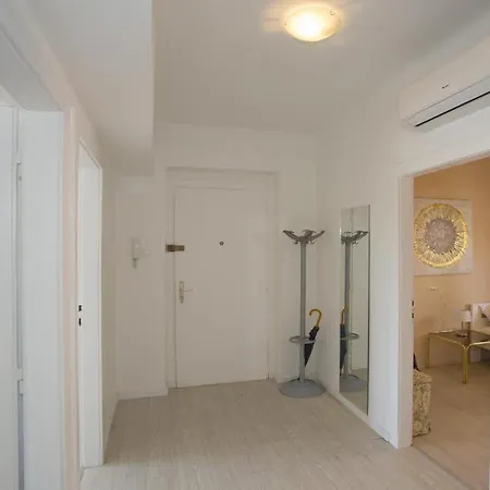 Harbor Apartment *